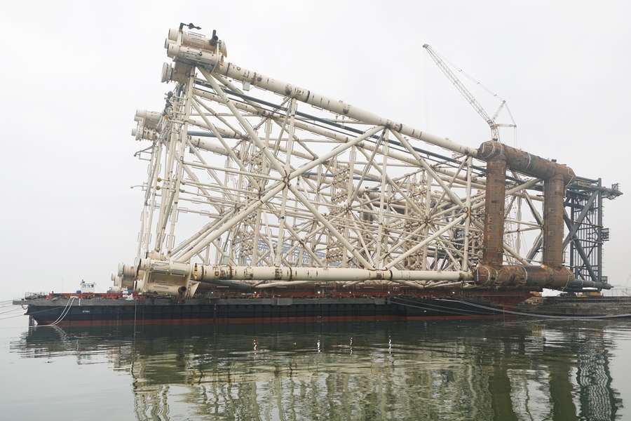 Azerbaijan's ACE platform jacket loaded onto barge for shipment (PHOTO)