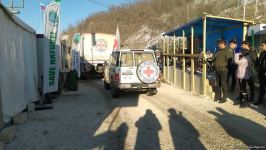 По Лачинской дороге беспрепятственно проехала колонна автомашин Красного Креста (ФОТО)