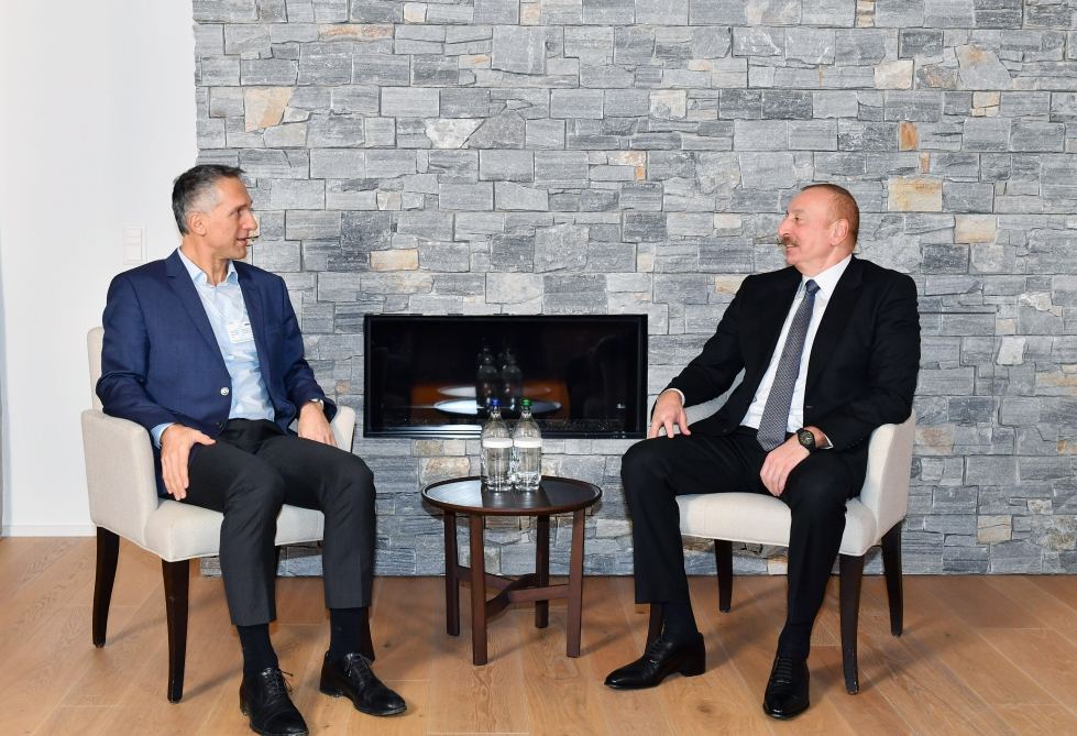 В Давосе состоялась встреча Президента Ильхама Алиева с генеральным исполнительным директором компании Signify (ФОТО/ВИДЕО)