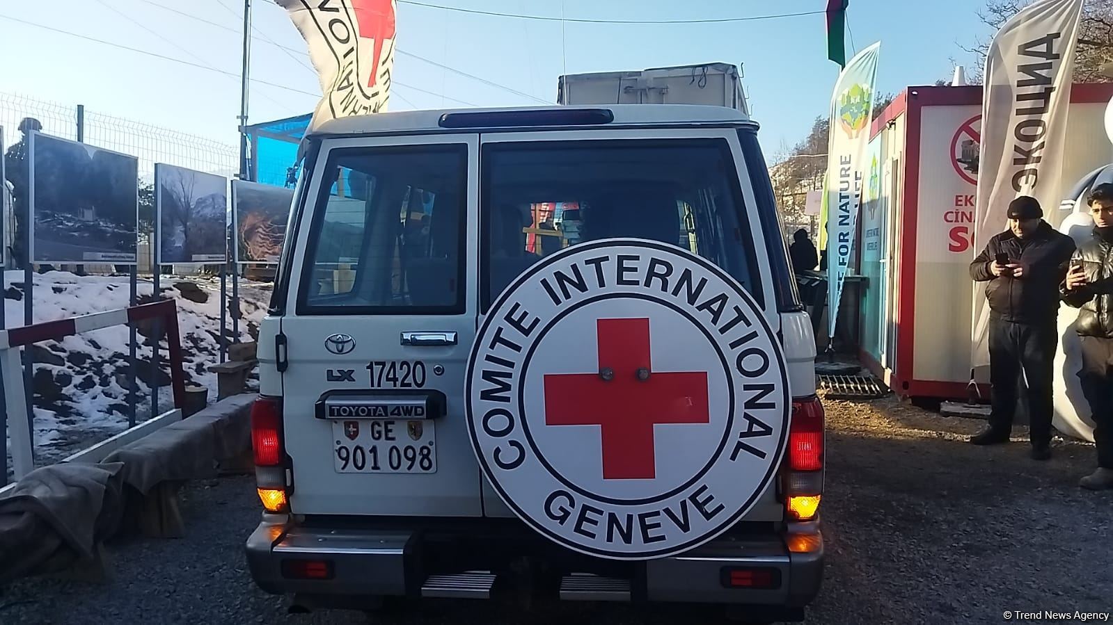 По Лачинской дороге беспрепятственно проехали пять автомашин Красного Креста (ФОТО)