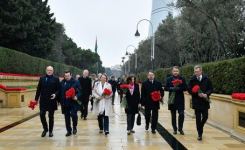 Посол Франции в Азербайджане посетила Аллею шехидов (ФОТО)