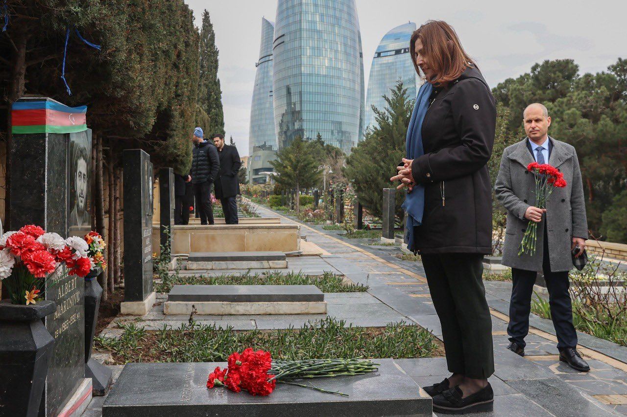 Посол Израиля в Азербайджане посетил Аллею Шехидов в Баку (ФОТО)