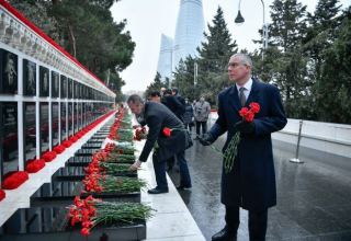UK Ambassador to Azerbaijan visits Alley of Martyrs in Baku