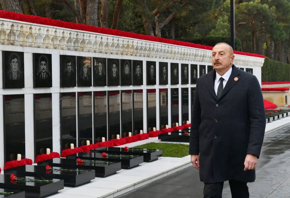 Президент Ильхам Алиев посетил Шехидляр хиябаны в связи с 33-й годовщиной трагедии 20 Января (ФОТО/ВИДЕО)