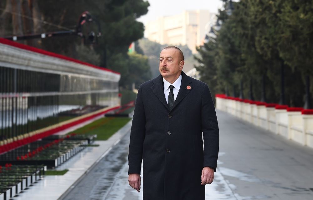 Президент Ильхам Алиев посетил Шехидляр хиябаны в связи с 33-й годовщиной трагедии 20 Января (ФОТО/ВИДЕО)