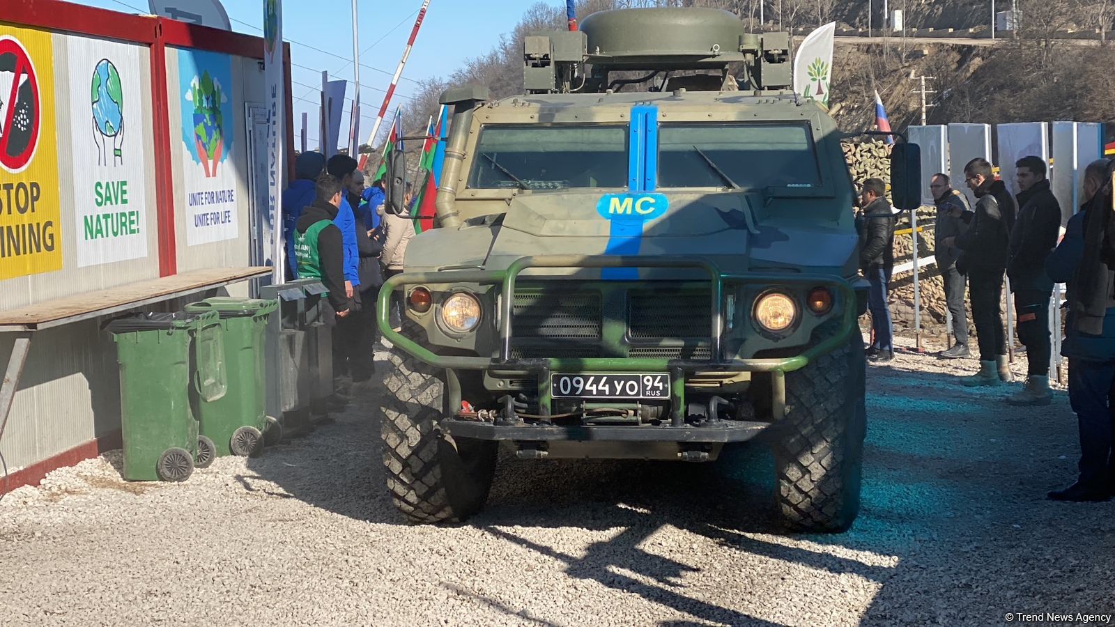По Лачинской дороге беспрепятственно проехали два военных транспортных средства РМК (ФОТО)