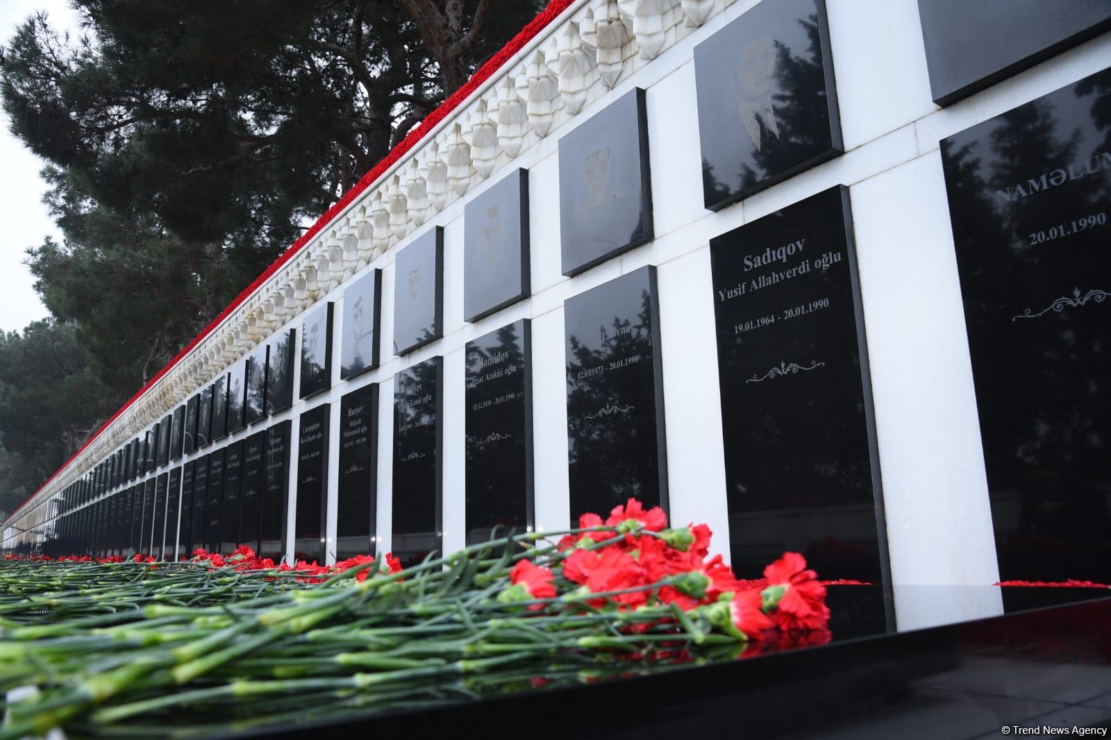 Azerbaijani people honor blessed memory of victims of January 20 tragedy (PHOTO)