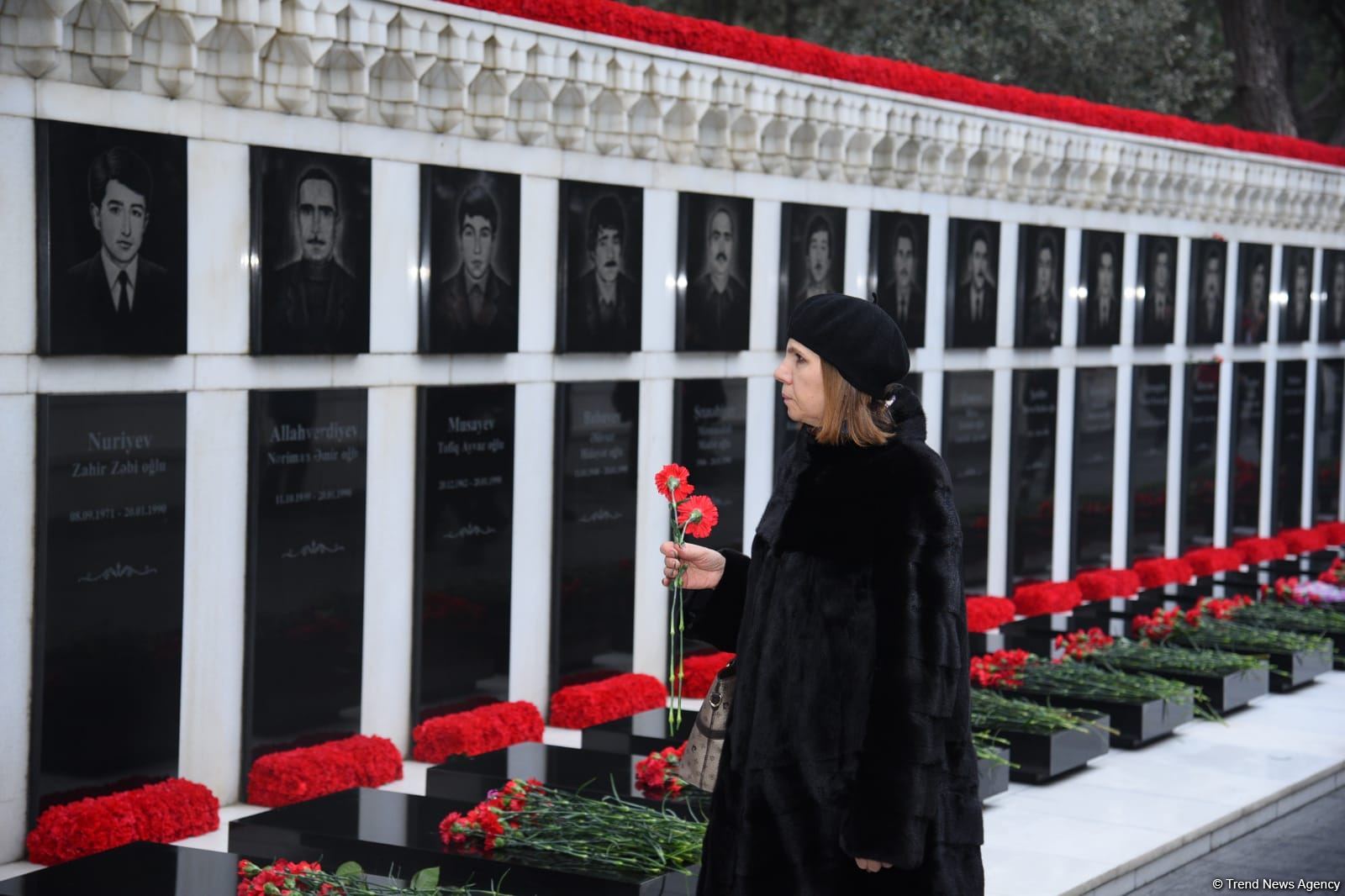 Azerbaijani people honor blessed memory of victims of January 20 tragedy (PHOTO)