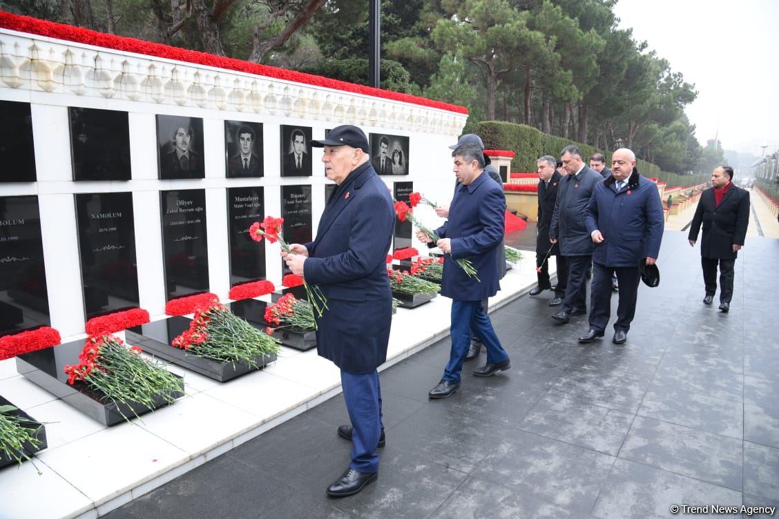 Azerbaijani people honor blessed memory of victims of January 20 tragedy (PHOTO)