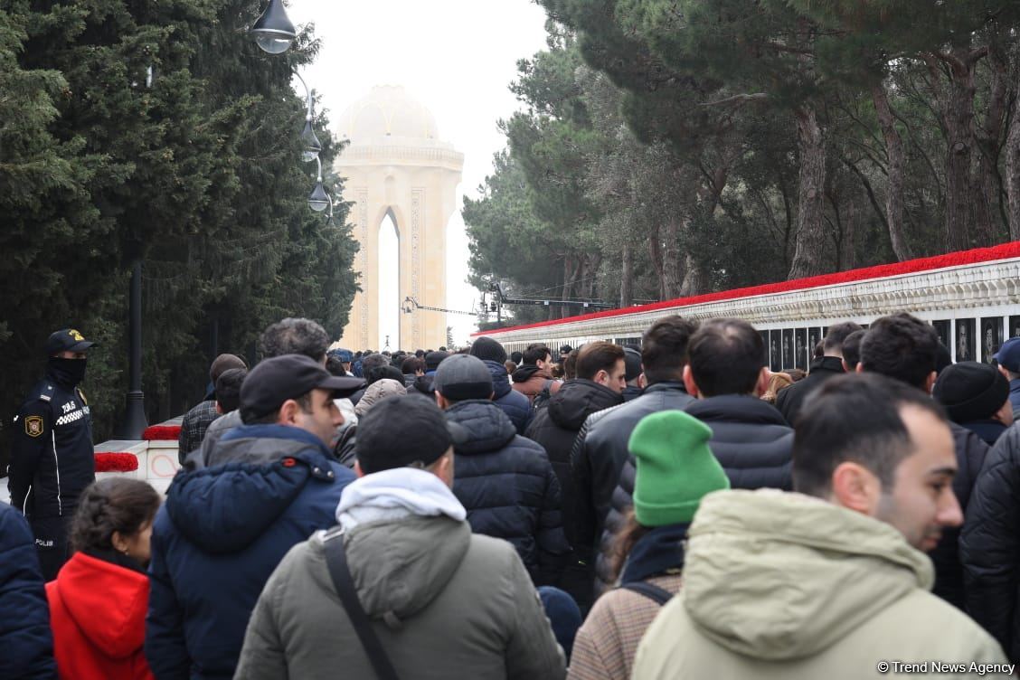 Azerbaijani people honor blessed memory of victims of January 20 tragedy (PHOTO)