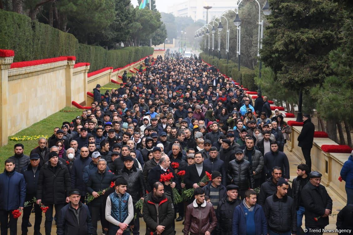 Azerbaijani people honor blessed memory of victims of January 20 tragedy (PHOTO)