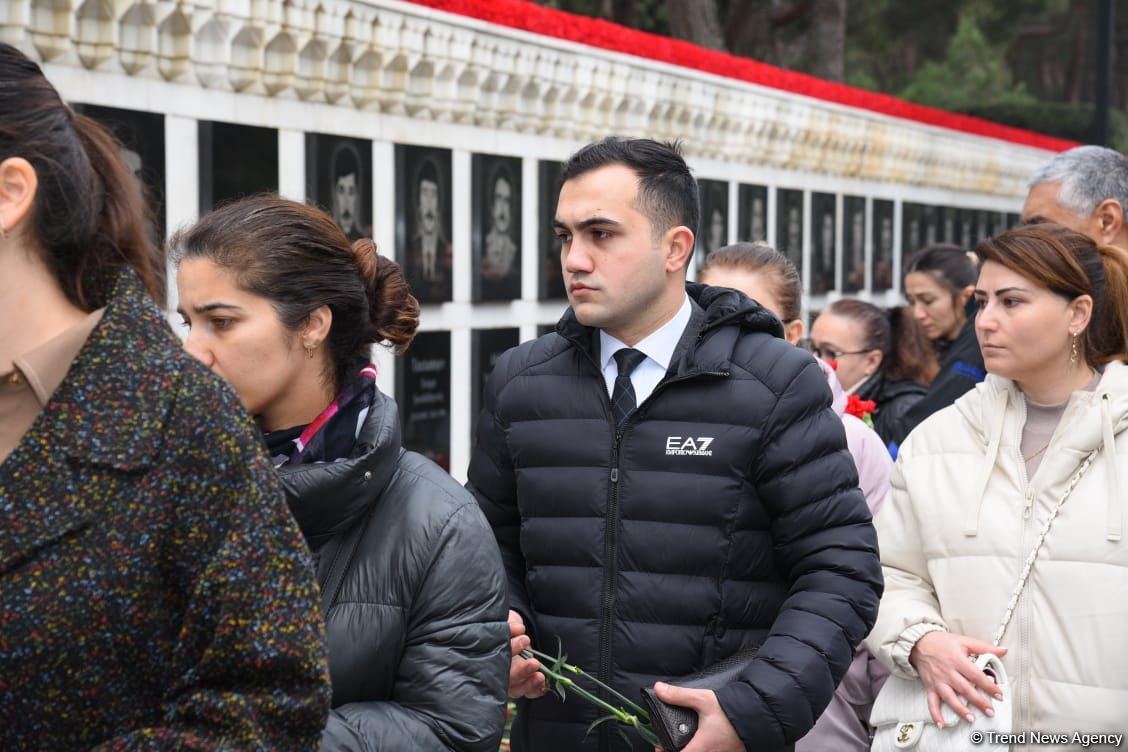 Azerbaijani people honor blessed memory of victims of January 20 tragedy (PHOTO)