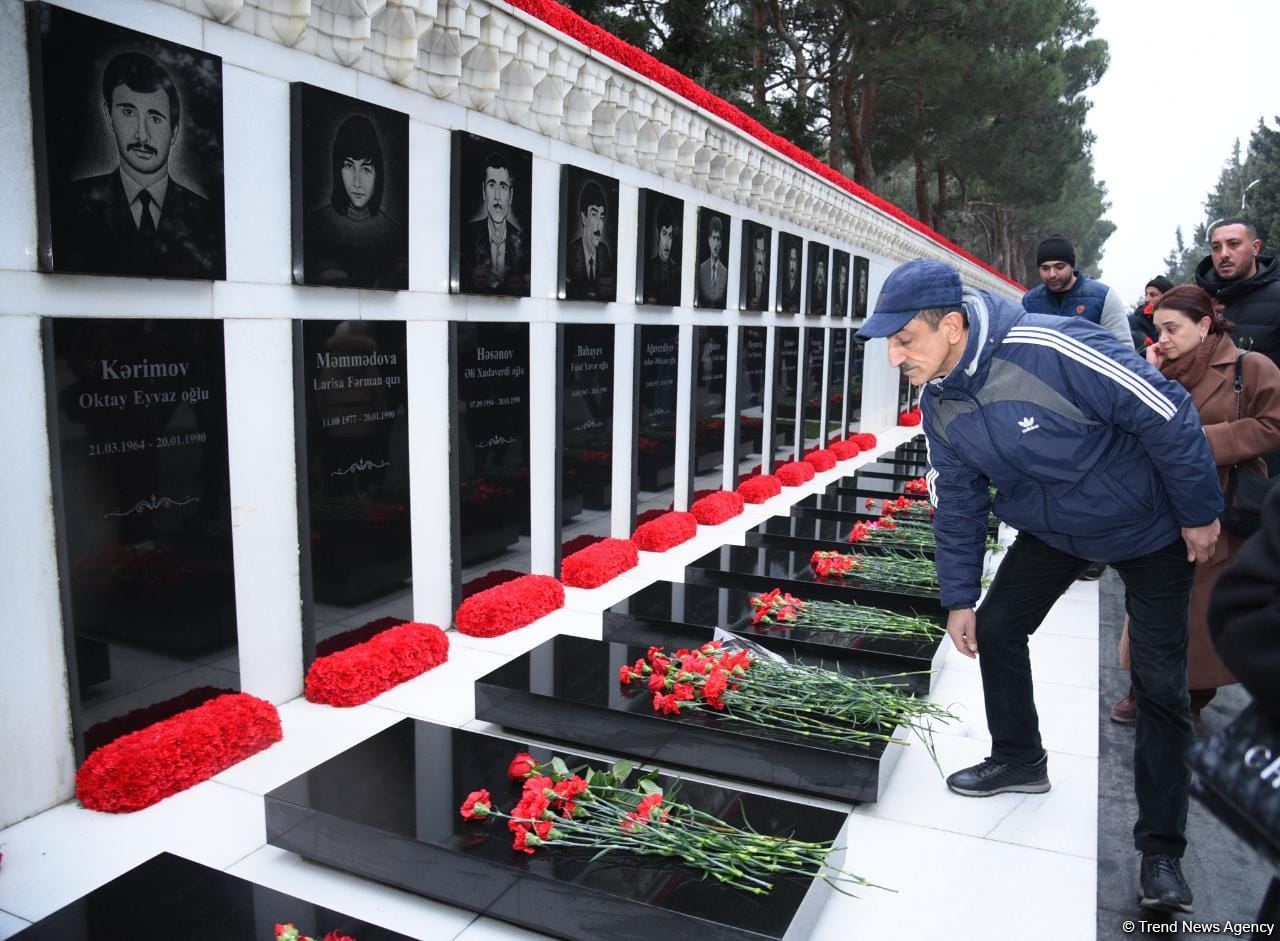 Azerbaijani people honor blessed memory of victims of January 20 tragedy (PHOTO)