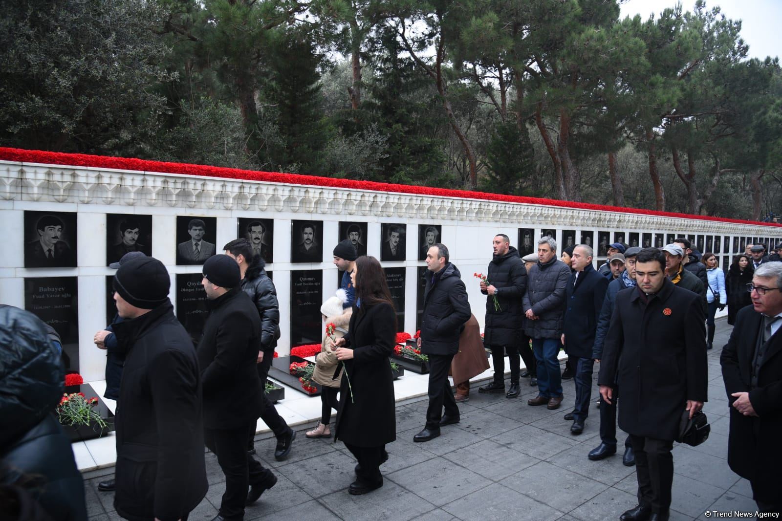 Azerbaijani people honor blessed memory of victims of January 20 tragedy (PHOTO)