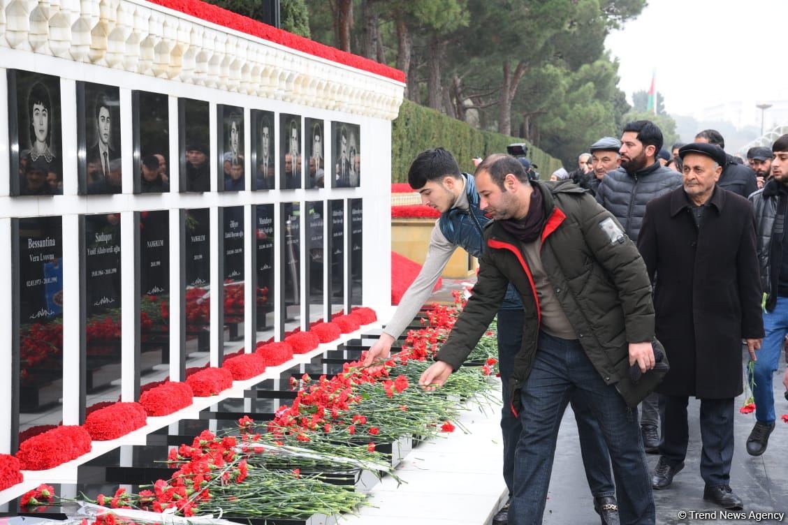 Azerbaijani people honor blessed memory of victims of January 20 tragedy (PHOTO)