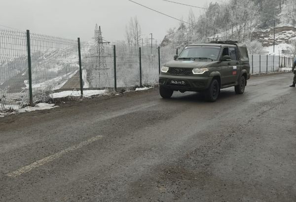 Another car of Russian peacekeepers drives freely along Azerbaijan's Lachin-Khankendi road (PHOTO)