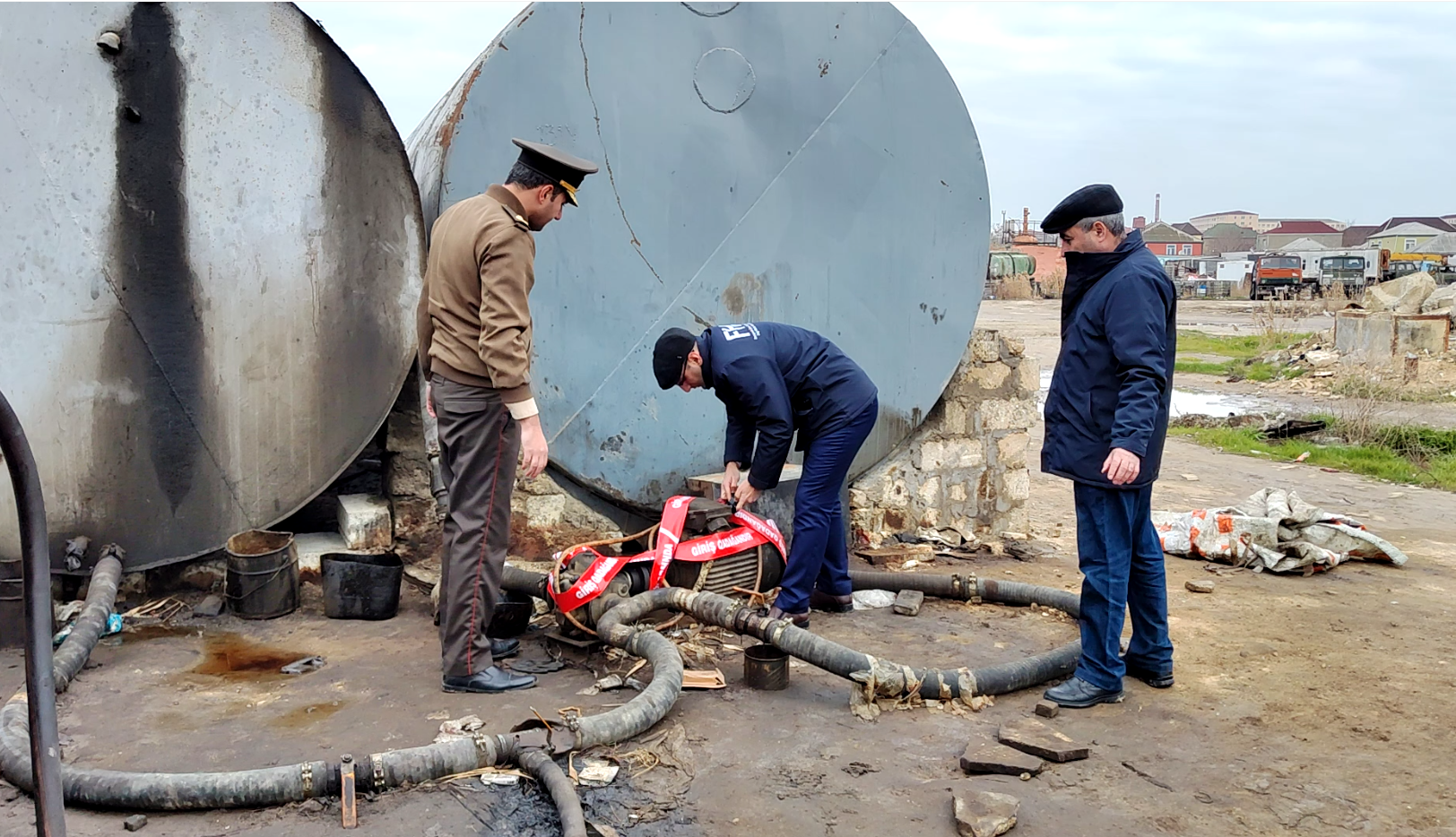 МЧС Азербайджана предотвратило незаконную продажу нефтепродуктов (ФОТО/ВИДЕО)