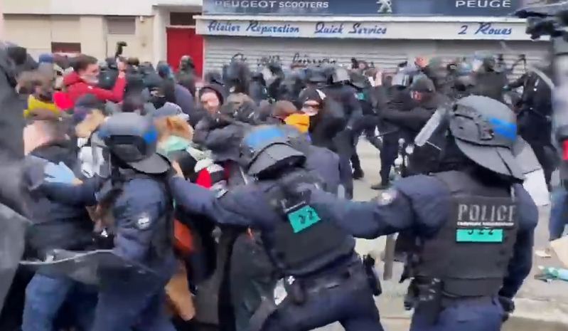 Во Франции проходят масштабные акции протеста, сопровождающиеся насилием со стороны полиции (ВИДЕО)