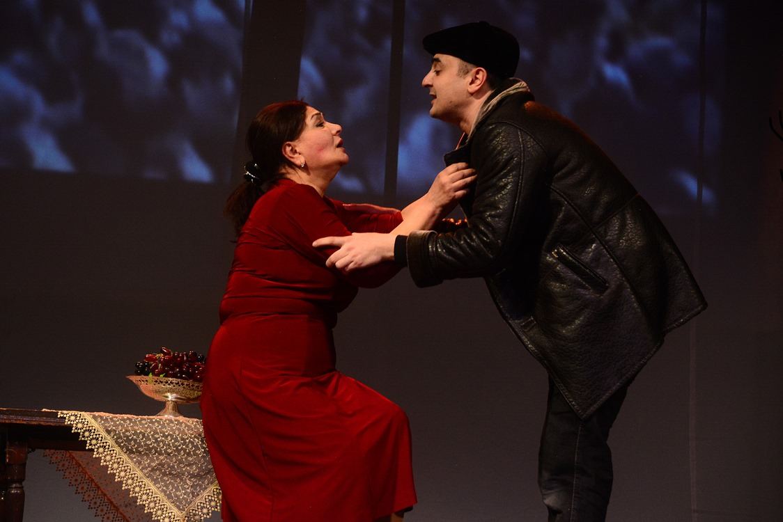 Gənc Tamaşaçılar Teatrında 20 yanvar şəhidləri anılıb (FOTO)
