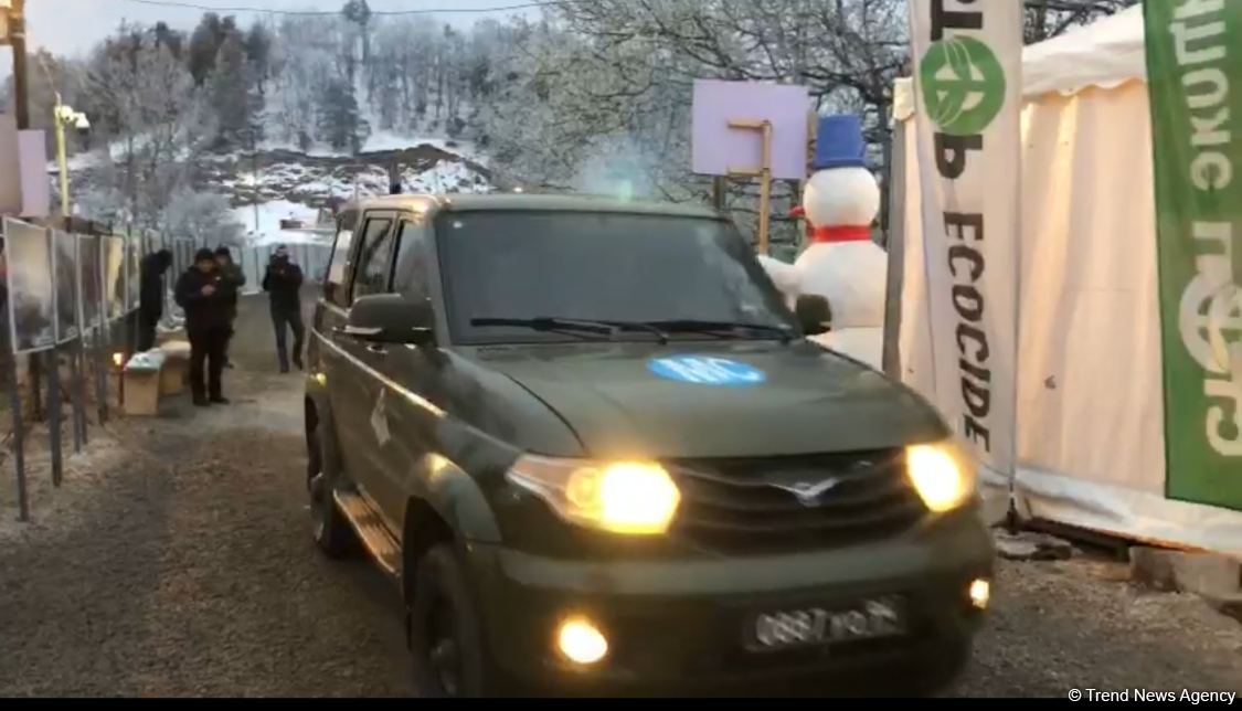 Another car of Russian peacekeepers drives freely along Azerbaijan's Lachin-Khankendi road (VIDEO)