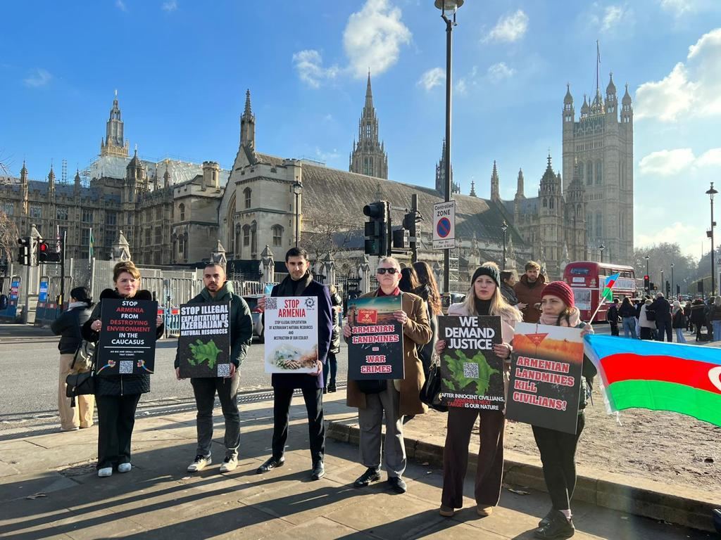 Azerbaijani diaspora holds protest action in front of British Parliament (PHOTO)