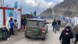 Three more vehicles of Russian peacekeepers drive freely along Azerbaijan's Lachin-Khankendi road (PHOTO)