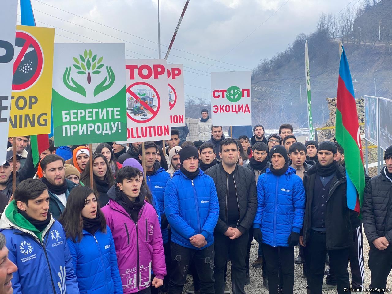 Peaceful protest continues on Azerbaijan's Lachin-Khankendi road despite cold weather (PHOTO)