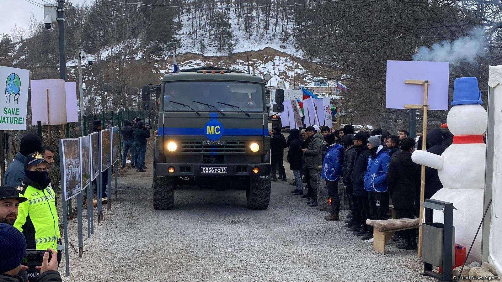 По Лачинской дороге беспрепятственно проехали еще четырнадцать автомобилей миротворцев (ФОТО/ВИДЕО)