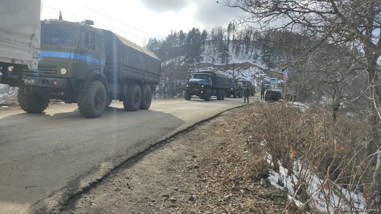 По Лачинской дороге беспрепятственно проехали еще 14 автомобилей миротворцев (ФОТО)