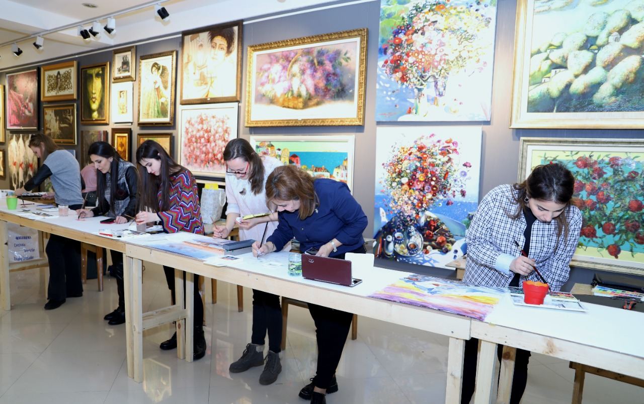 Азербайджанские художники создали произведения на одном большом листе бумаги (ФОТО)