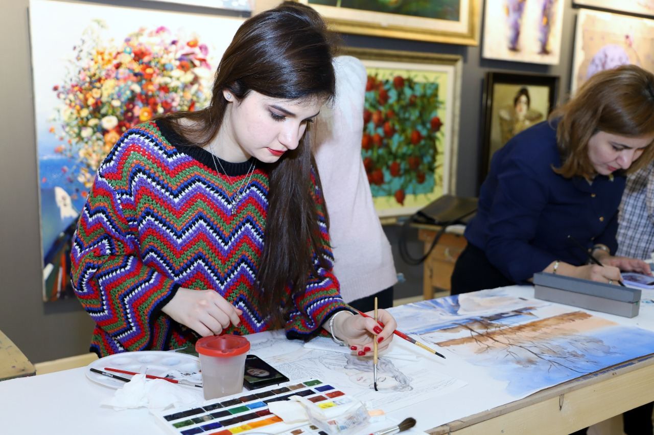 Азербайджанские художники создали произведения на одном большом листе бумаги (ФОТО)