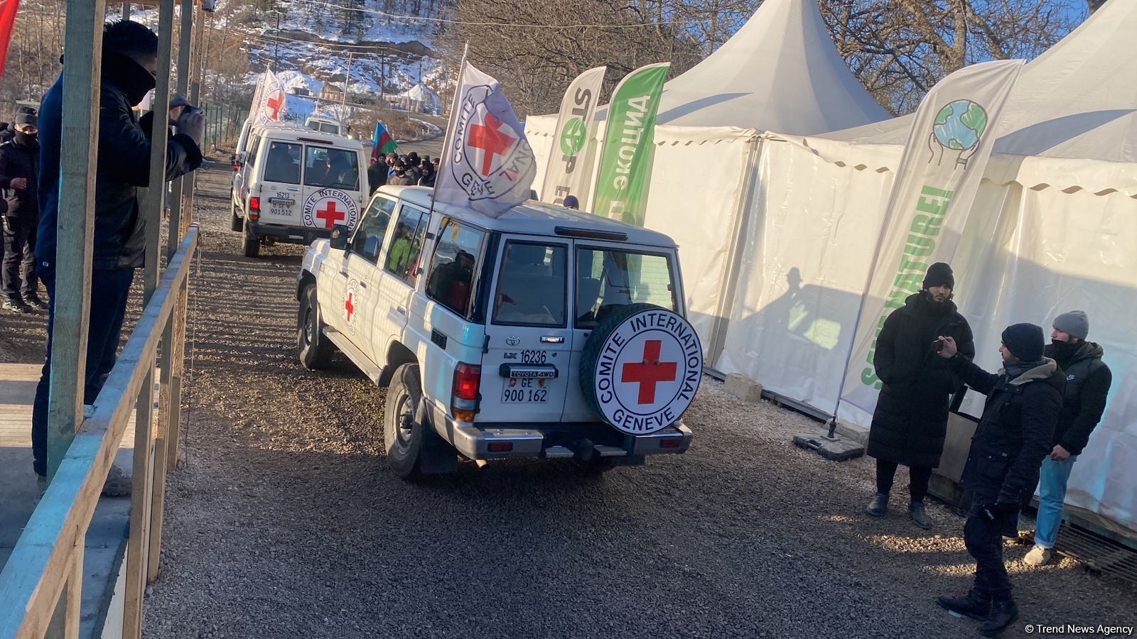 По Лачинской дороге беспрепятственно проехала колонна автомобилей Красного Креста (ФОТО)