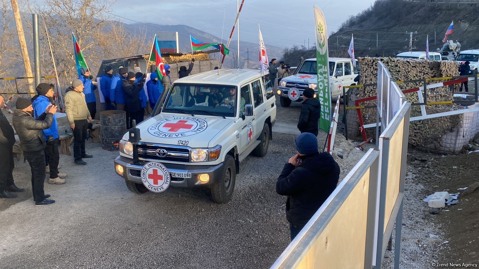 По Лачинской дороге беспрепятственно проехала колонна автомобилей Красного Креста (ФОТО)