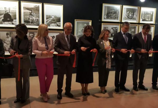 Международный фонд тюркской культуры и наследия провел в Стамбуле выставку фотографий из коллекции Дворца Йылдыз (ФОТО)