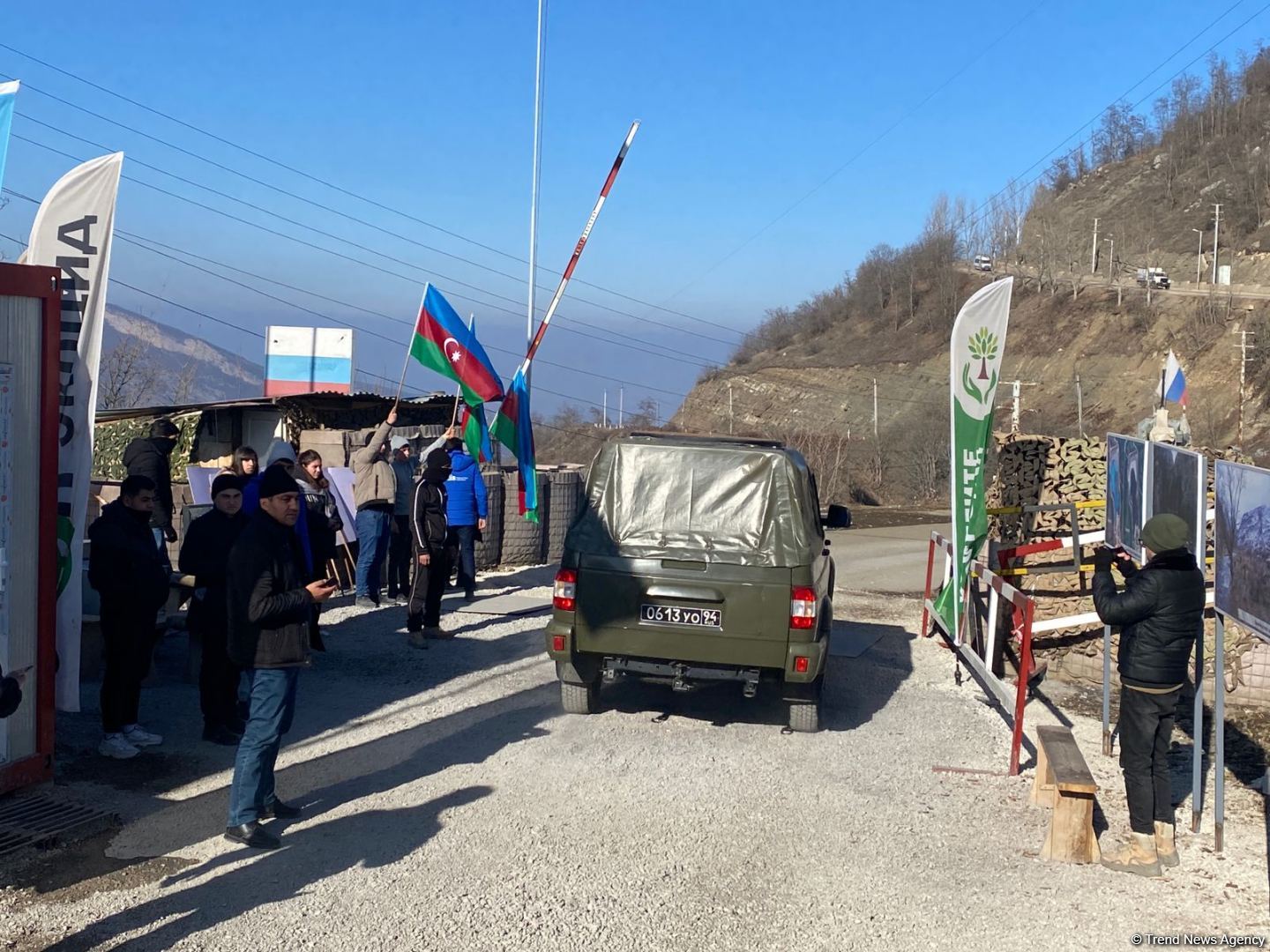 Another car of Russian peacekeepers freely passes along Azerbaijani Lachin-Khankendi road (PHOTO)