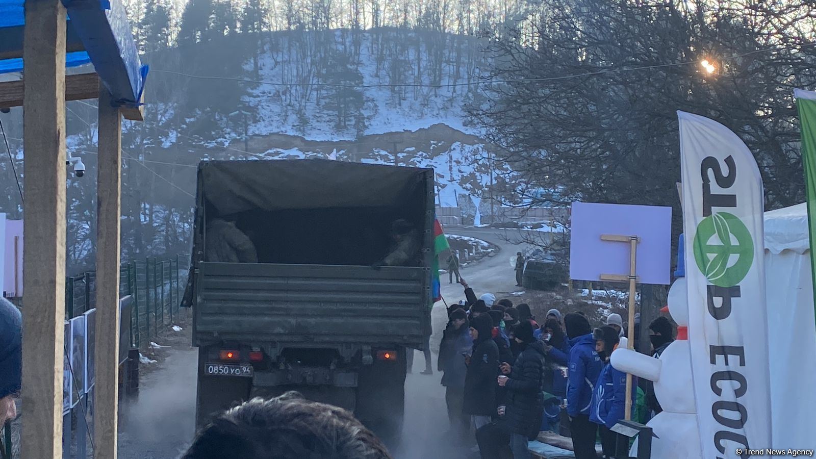 Rusiya sülhməramlılarına aid yük avtomobili Laçın yolundan keçib (FOTO)