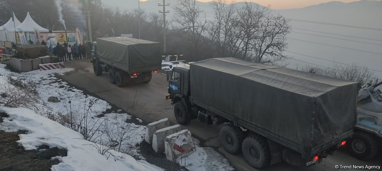Rusiya sülhməramlılarına aid iki yük avtomobili Laçın yolundan keçib