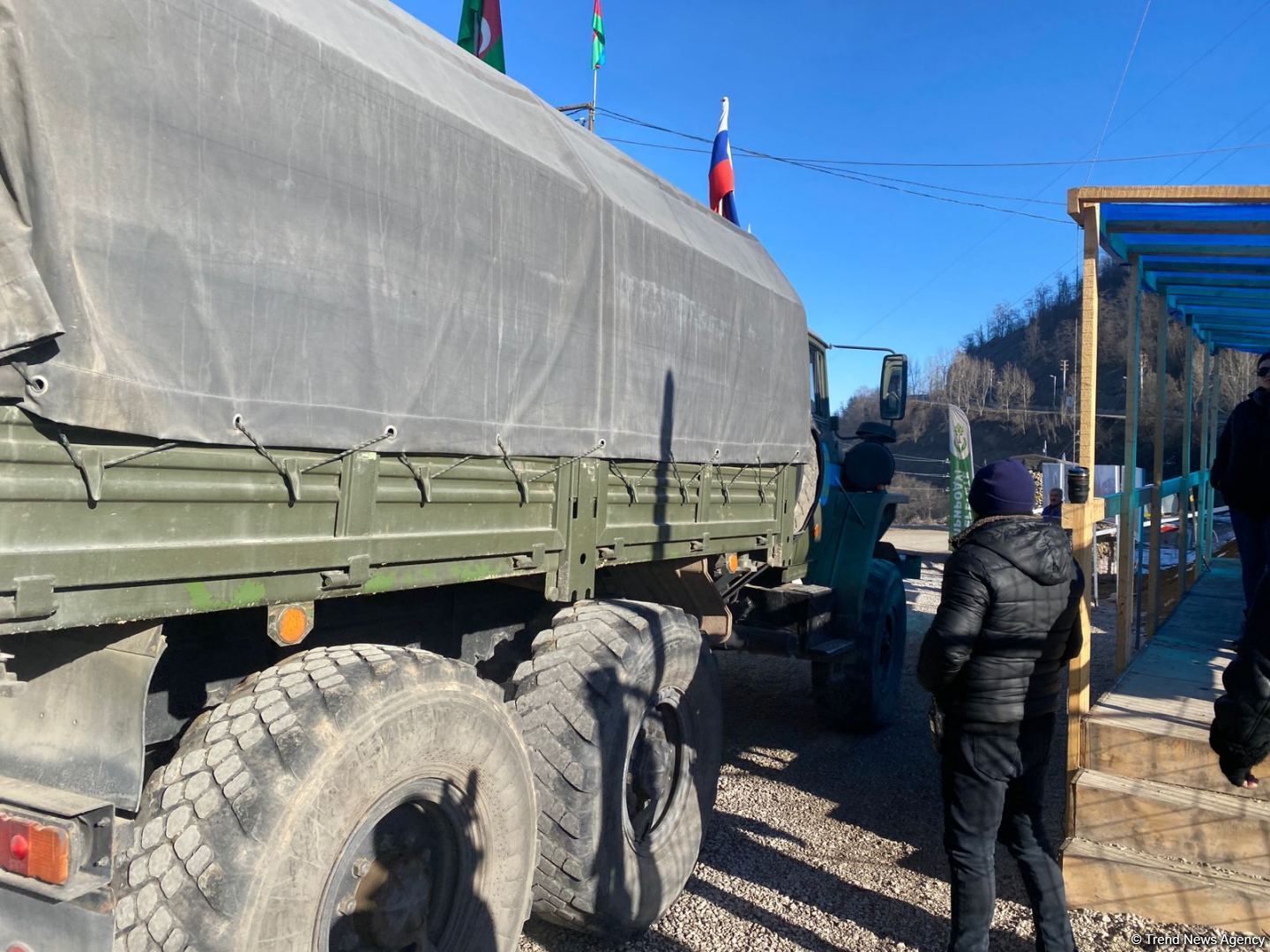 Rusiya sülhməramlılarına məxsus 2 təminat avtomobili Laçın yolundan keçib (FOTO)