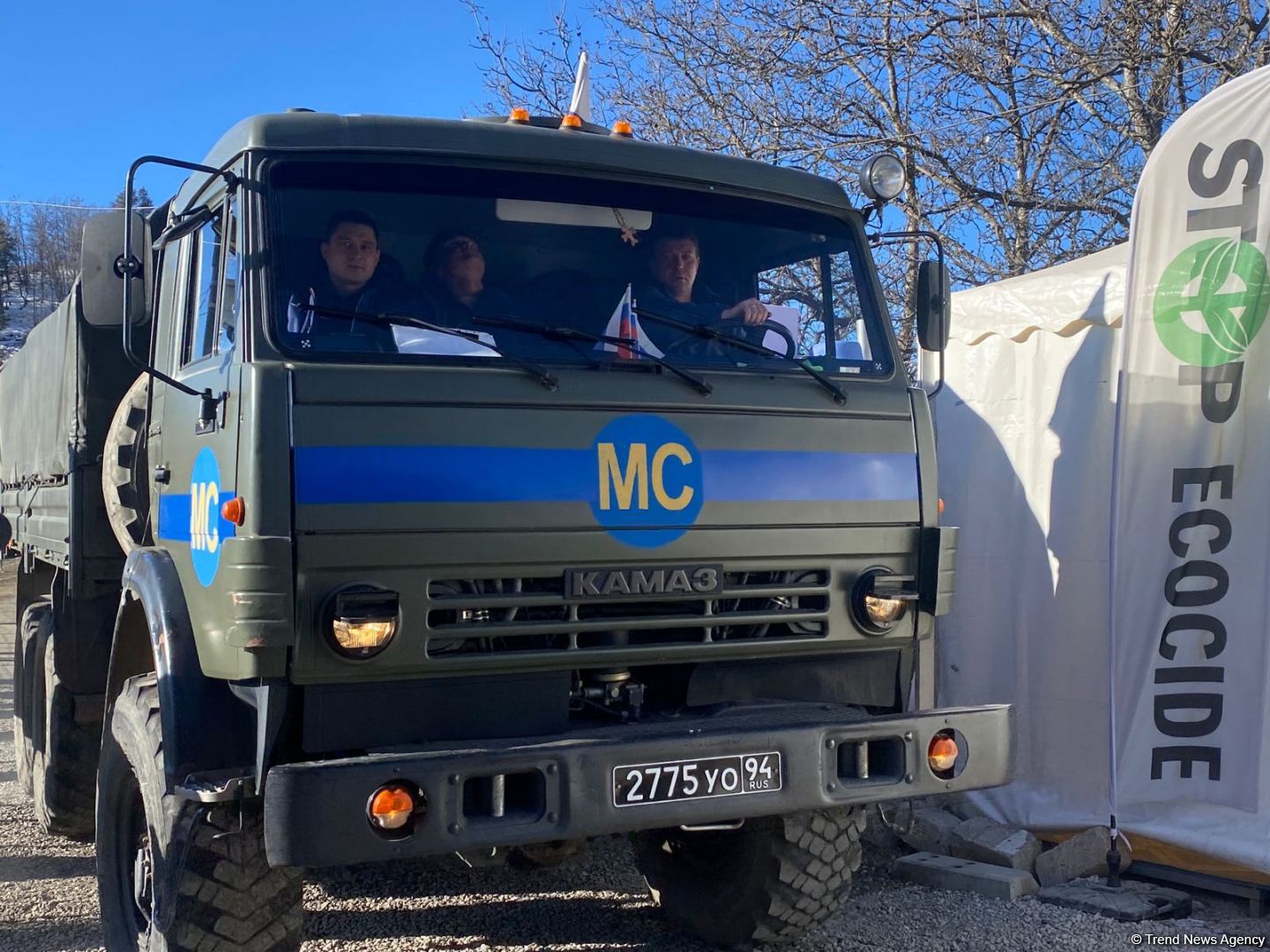 Rusiya sülhməramlılarına məxsus 2 təminat avtomobili Laçın yolundan keçib (FOTO)