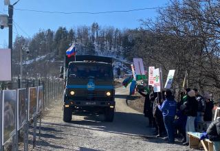 Two more supply vehicles of Russian peacekeepers pass freely along Azerbaijan's Lachin-Khankendi road (PHOTO)