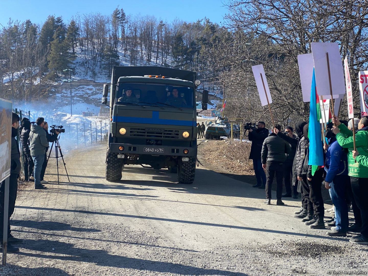 По Лачинской дороге беспрепятственно проехали еще два автомобиля миротворцев (ФОТО)