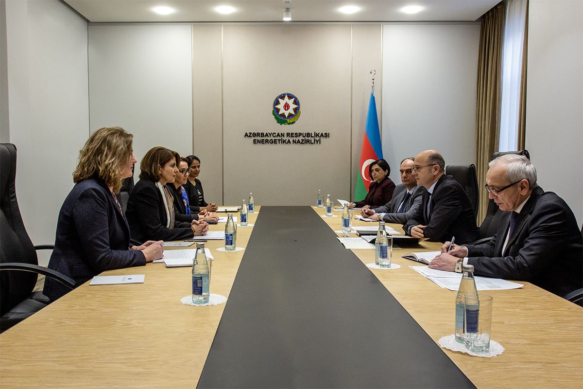 Азербайджан и IFC обсудили развитие и транспортировку "зеленой" энергии