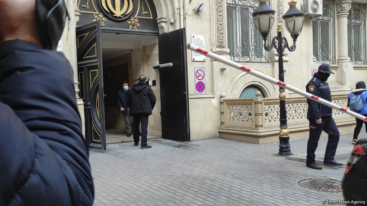 Дипломаты посольства Ирана в Баку покидают здание (ФОТО/ВИДЕО)