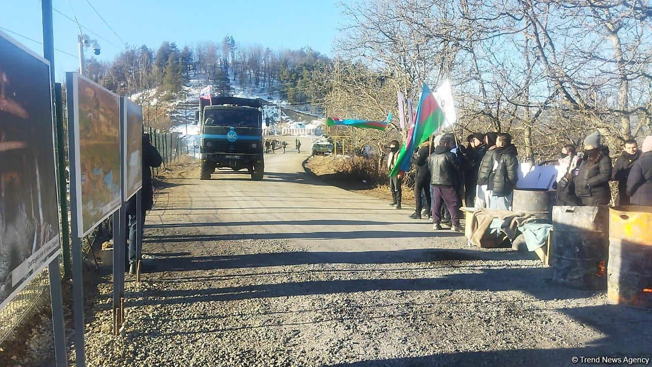 Another supply vehicle of Russian peacekeepers passes freely along Azerbaijan's Lachin-Khankendi road (PHOTO)