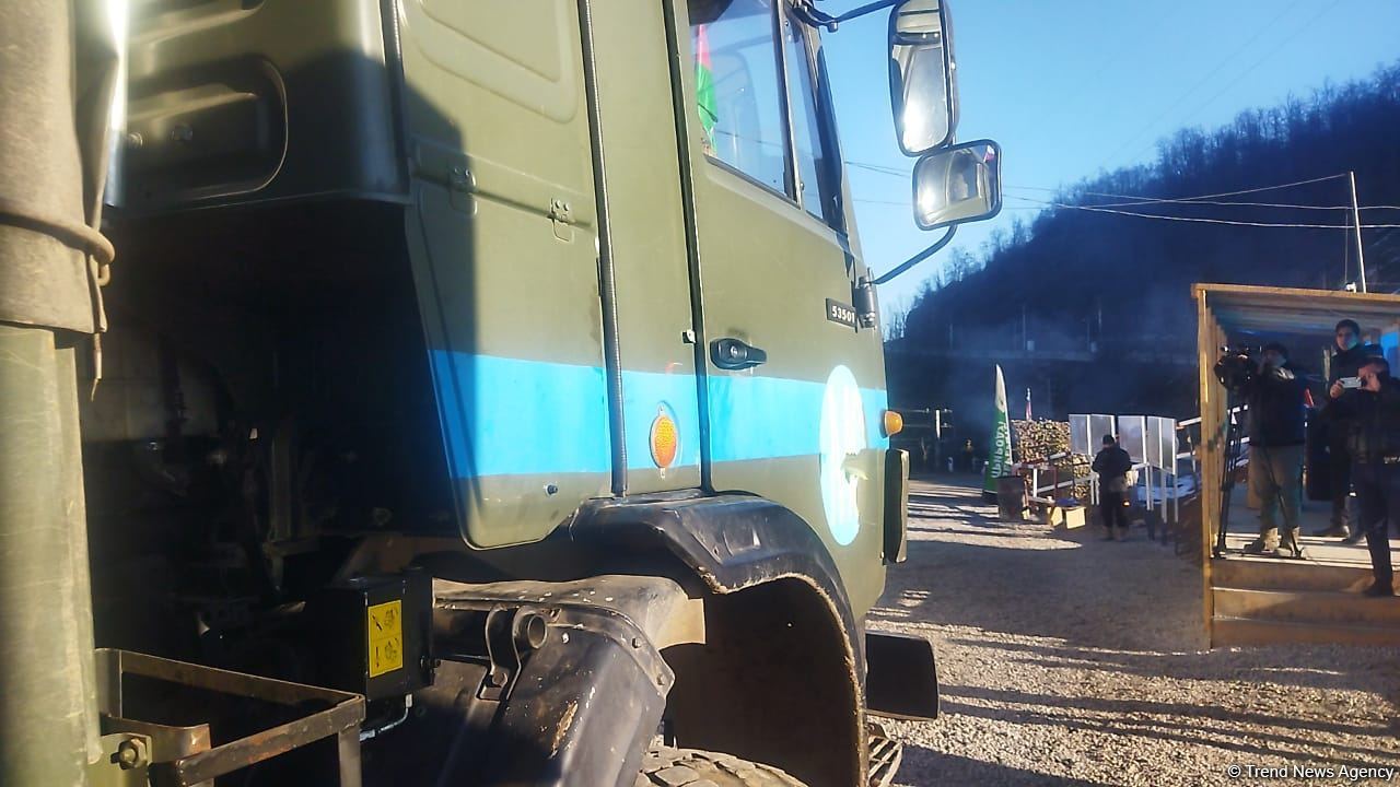 Rusiya sülhməramlılarına aid daha bir təminat avtomobili Laçın yolundan keçib (FOTO)