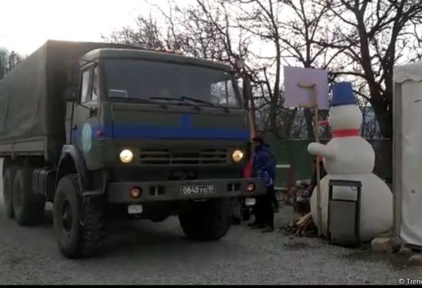 Another supply vehicle of Russian peacekeepers passes freely along Azerbaijan's Lachin-Khankendi road (PHOTO)