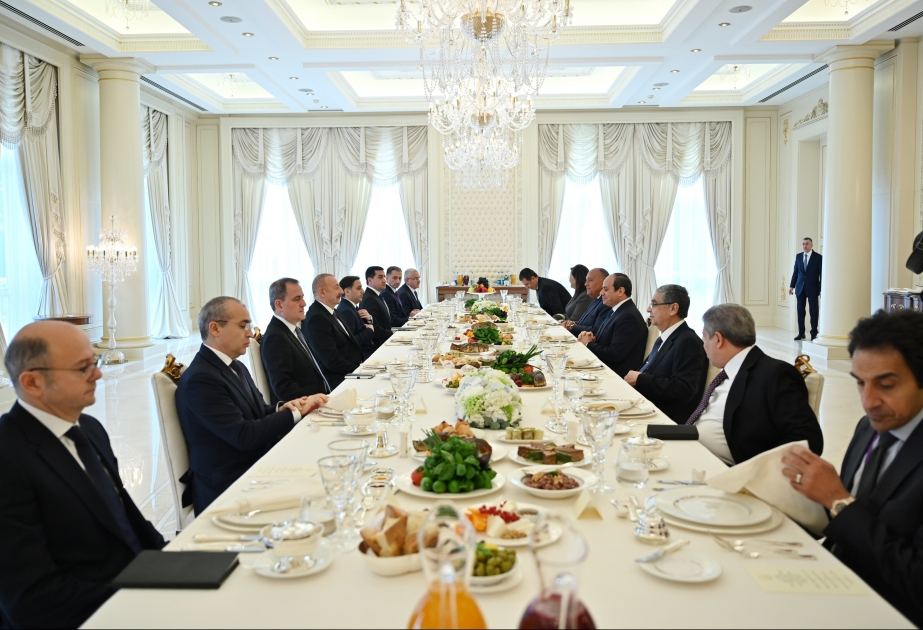 Dinner hosted on behalf of President Ilham Aliyev in honor of President of Egypt (VIDEO)