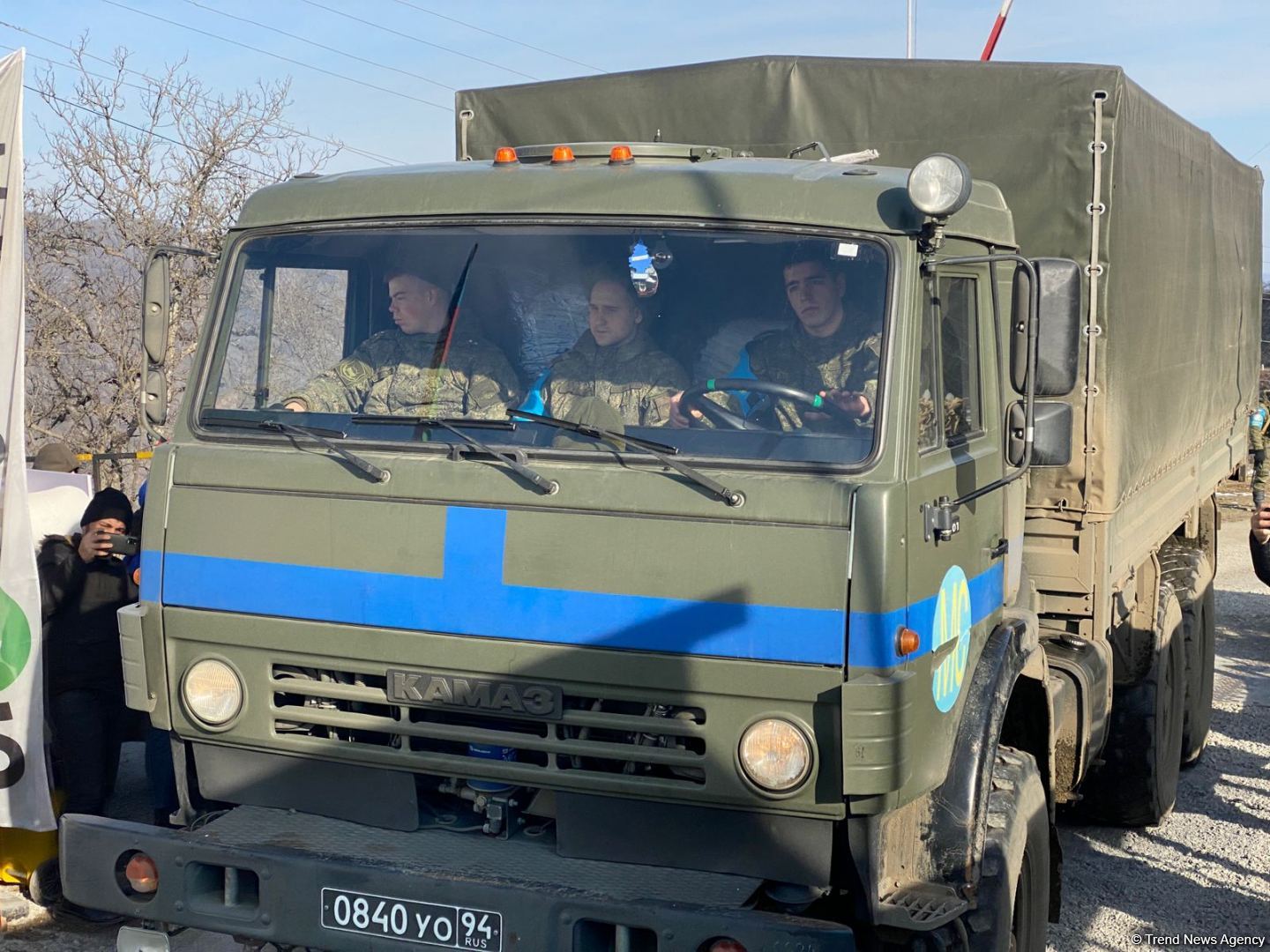 Another vehicle of Russian peacekeepers passes freely along Azerbaijan's Lachin-Khankendi road (PHOTO)