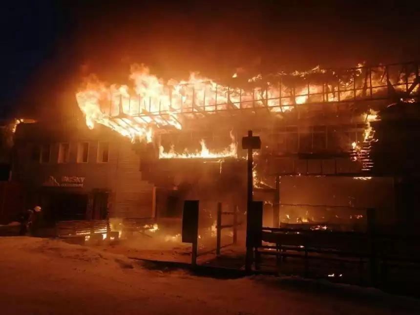 Пожар произошел в рестобаре на горнолыжном курорте в Казахстане