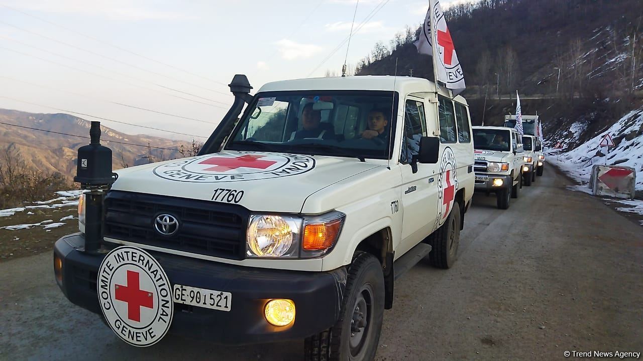 BQXK-ya məxsus avtomobillər yenidən Laçın yolundan keçib (FOTO)